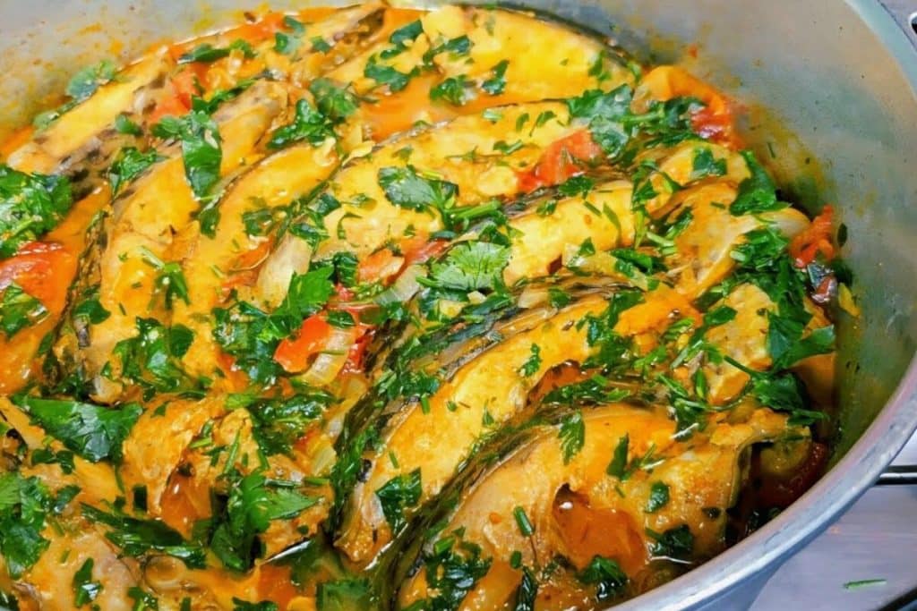 Peixe ao molho simples, feito com um truque especial para ficar muito suculento e saboroso 128 Peixe ao molho