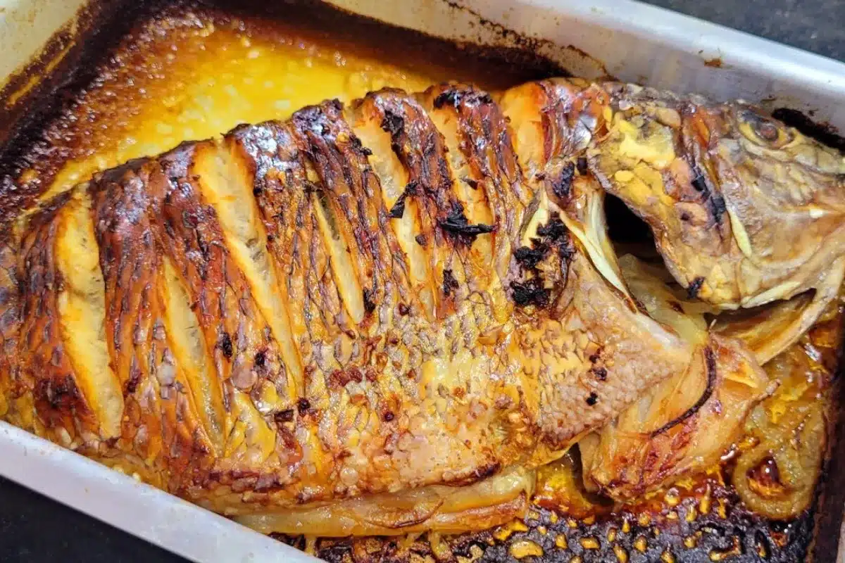 Peixe assado de um jeito muito simples, que fica extremamente macio, saboroso e suculento 73 Peixe assado