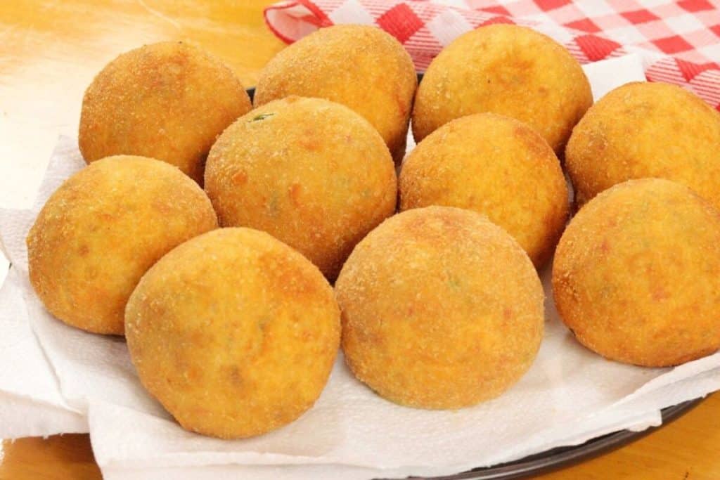 Salgado de arroz amanhecido com queijo derretido, um bolinho frito irresistível e bem econômico 32 Salgado de arroz amanhecido