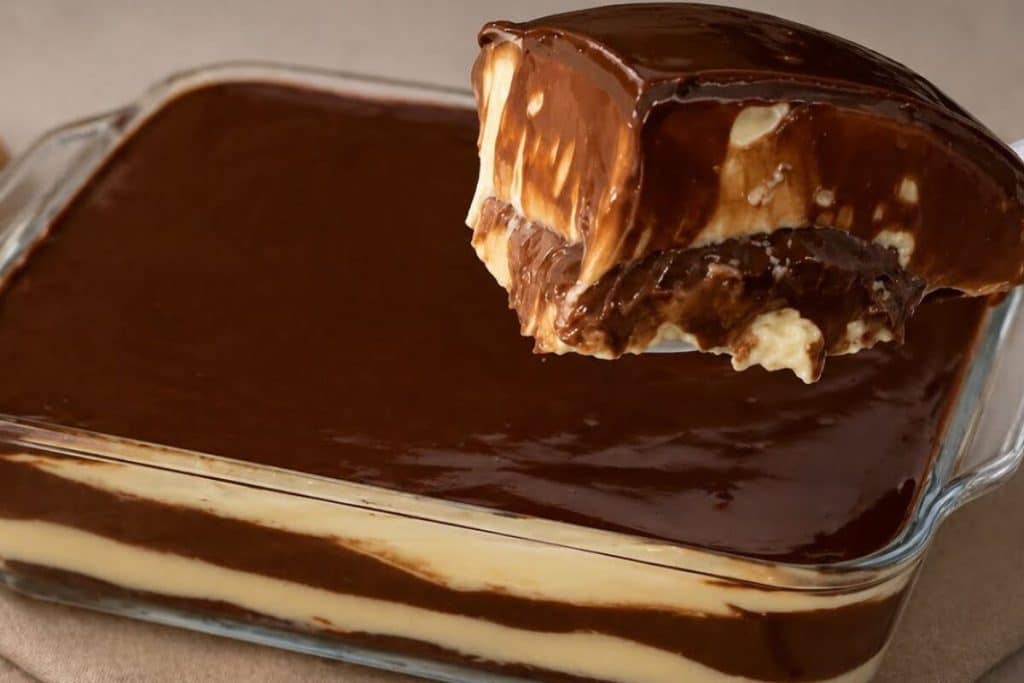 Sobremesa marido gelado com um creme super cremoso e cobertura de chocolate, uma delícia 16 Sobremesa marido gelado