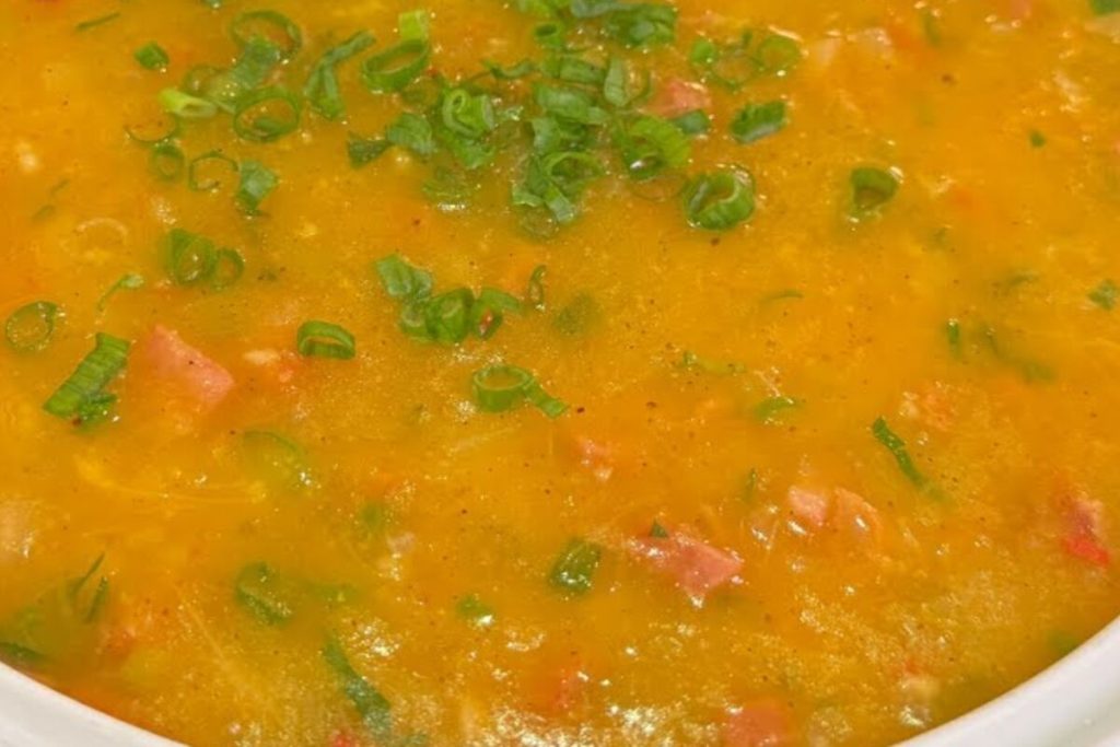 Sopa de mandioca cremosa, bem temperada e deliciosa, para aquecer a noite da sua família 32 Sopa de mandioca cremosa