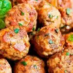 Almôndegas de carne moída com bastante molho de tomate caseiro e tempero perfeito para você arrasar 3 Almôndegas de carne moída