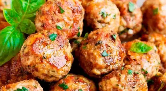 Almôndegas de carne moída com bastante molho de tomate caseiro e tempero perfeito para você arrasar 1 Almôndegas de carne moída