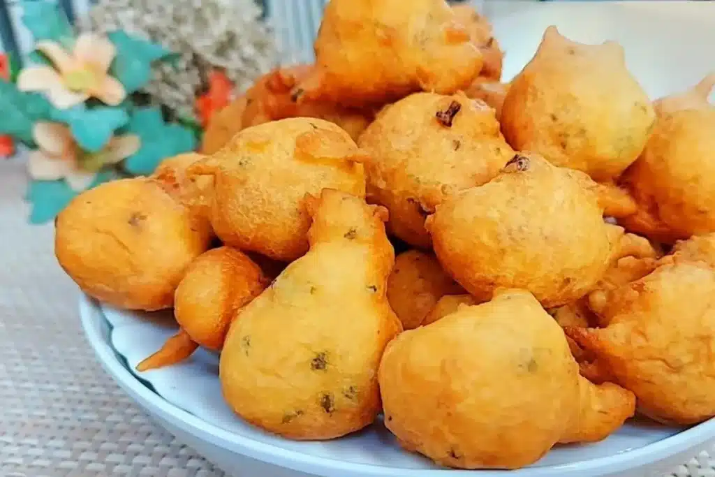 Bolinho de chuva salgado feito com massa de água e sal bem sequinho e crocante por fora 4 Bolinho de chuva salgado