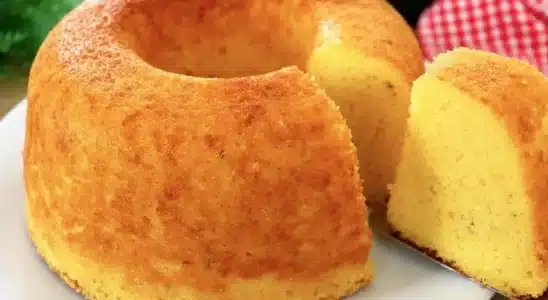 Bolo de fubá com creme de leite extremamente fofinho e delicioso que desmancha na boca 4 Bolo de fubá com creme de leite