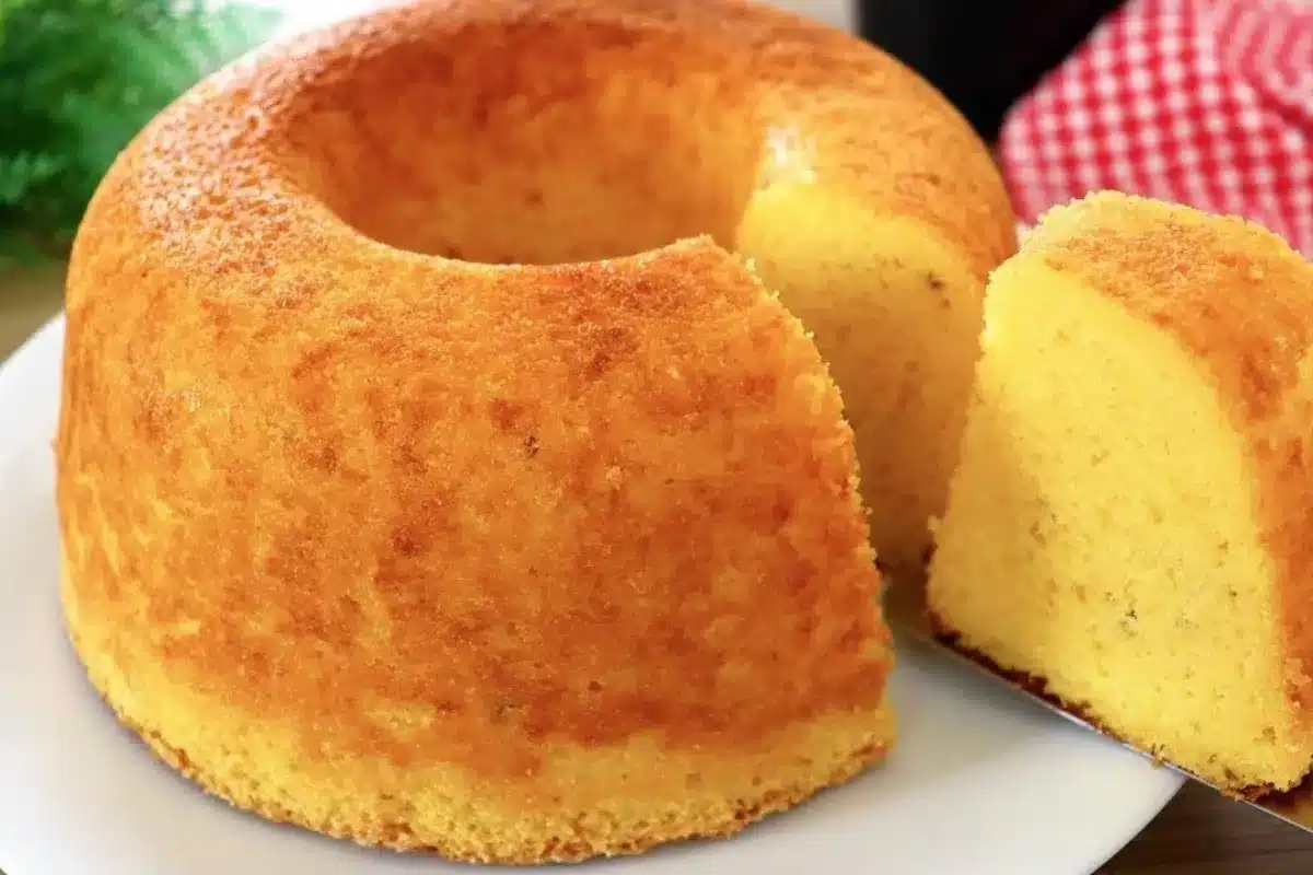 Bolo de fubá com creme de leite extremamente fofinho e delicioso que desmancha na boca 26 Bolo de fubá com creme de leite