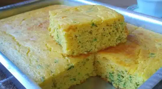 Bolo salgado de liquidificador feito sem farinha de trigo super fofinho e saboroso, ideal para o lanche ou jantar 3 Bolo salgado