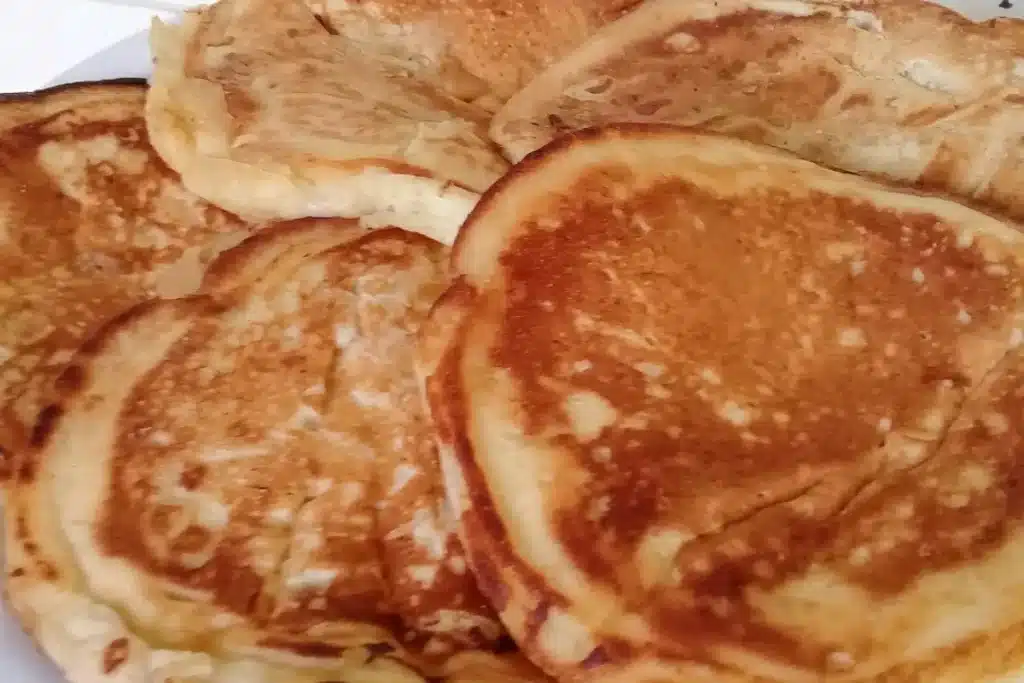 Bolinho de frigideira feito com banana de um jeito prático e rápido, ideal para acompanhar um café 4 Bolinho de frigideira