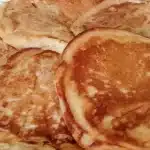 Bolinho de frigideira feito com banana de um jeito prático e rápido, ideal para acompanhar um café 3 Bolinho de frigideira