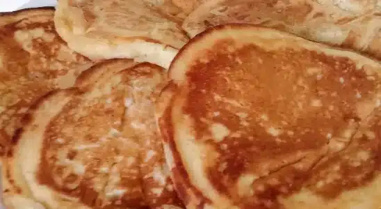 Bolinho de frigideira feito com banana de um jeito prático e rápido, ideal para acompanhar um café 1 Bolinho de frigideira