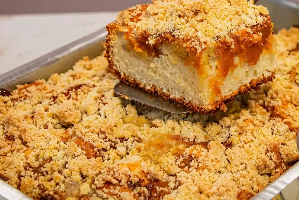Bolo cuca de banana que já sai recheado com muito doce de leite e aquela farofa bem crocante 4 Bolo cuca de banana