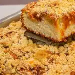 Bolo cuca de banana que já sai recheado com muito doce de leite e aquela farofa bem crocante 2 Bolo cuca de banana
