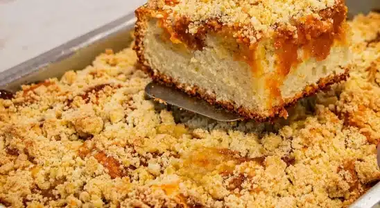 Bolo cuca de banana que já sai recheado com muito doce de leite e aquela farofa bem crocante 1 Bolo cuca de banana