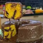 Bolo de cenoura com chocolate super fofinho e com uma cobertura generosa irresistível 1 Bolo de cenoura com chocolate