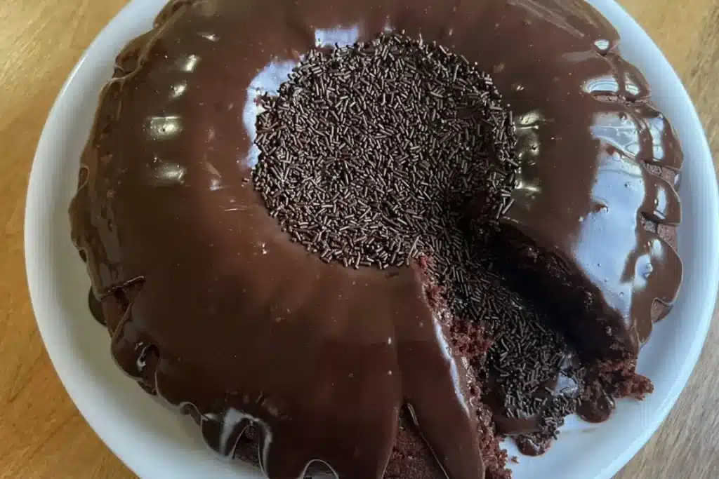 Bolo de chocolate com Nescau fofinho e fácil, com aquela calda de chocolate irresistível 4 Bolo de chocolate com Nescau