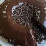 Bolo de chocolate com Nescau fofinho e fácil, com aquela calda de chocolate irresistível 1 Bolo de chocolate com Nescau