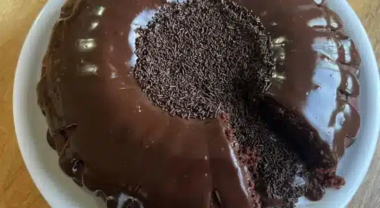 Bolo de chocolate com Nescau fofinho e fácil, com aquela calda de chocolate irresistível 1 Bolo de chocolate com Nescau