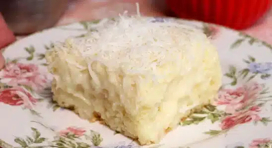 Bolo de coco gelado molhadinho e delicioso, com aquela calda dos deuses que todos adoram 1 Bolo de coco gelado