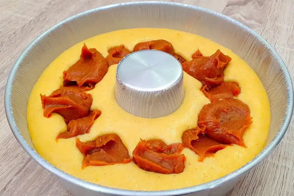 Bolo de fubá sem ovo que já sai super recheado do forno com uma cremosidade irresistível 4 Bolo de fubá sem ovo