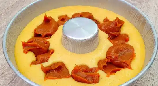 Bolo de fubá sem ovo que já sai super recheado do forno com uma cremosidade irresistível 3 Bolo de fubá sem ovo