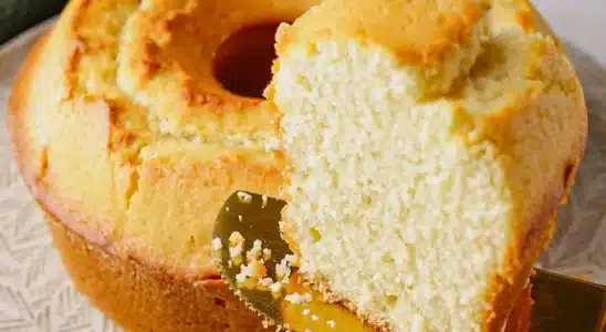 Bolo feito à mão de um jeito simples para você preparar em poucos minutos e servir com um café 2 Bolo feito à mão