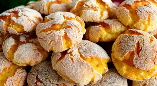 Broinhas de fubá cozido com aquela receita tradicional que fica macia por dentro e dourada por fora 2 Broinhas de fubá cozido
