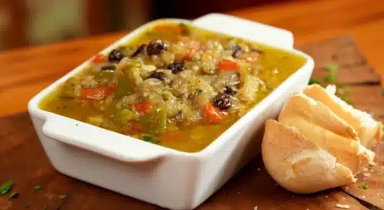 Caponata de berinjela feita na panela de pressão para servir bem temperada com torradas 1 Caponata de berinjela