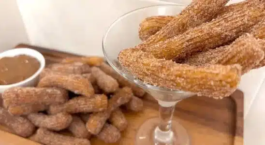 Churros caseiro com uma massa perfeita que fica sequinho por fora e recheado com bastante doce de leite 2 Churros caseiro