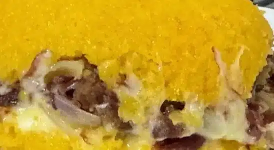 Cuscuz recheado com carne seca e queijo derretido, uma combinação perfeita de sabores 1 Cuscuz recheado