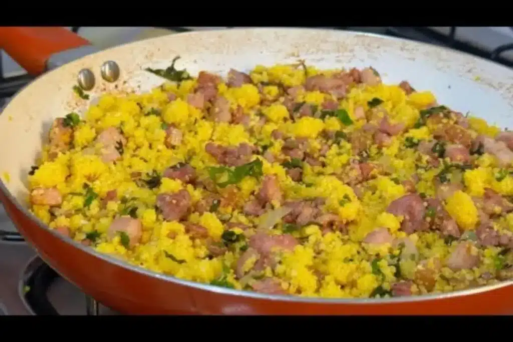 Cuscuz temperado com linguiça toscana e bacon, que resulta numa farofa saborosa e bem úmida 4 Cuscuz temperado