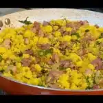 Cuscuz temperado com linguiça toscana e bacon, que resulta numa farofa saborosa e bem úmida 1 Cuscuz temperado
