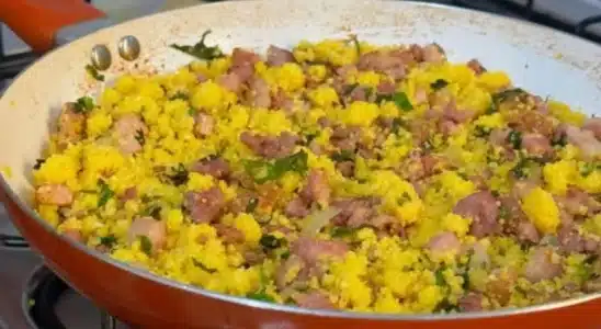 Cuscuz temperado com linguiça toscana e bacon, que resulta numa farofa saborosa e bem úmida 1 Cuscuz temperado