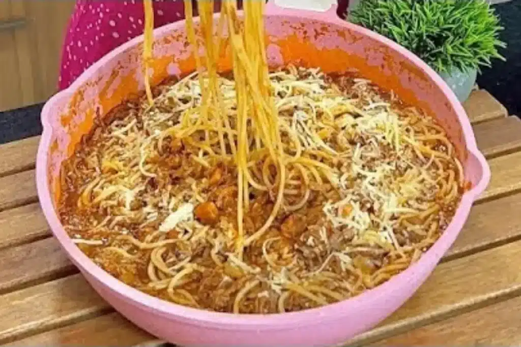 Espaguete com fraldinha e bacon bem cremoso e com muito molho suculento, que é de dar água na boca 4 Espaguete com fraldinha e bacon