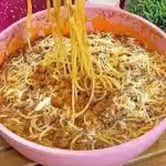 Espaguete com fraldinha e bacon bem cremoso e com muito molho suculento, que é de dar água na boca 1 Espaguete com fraldinha e bacon