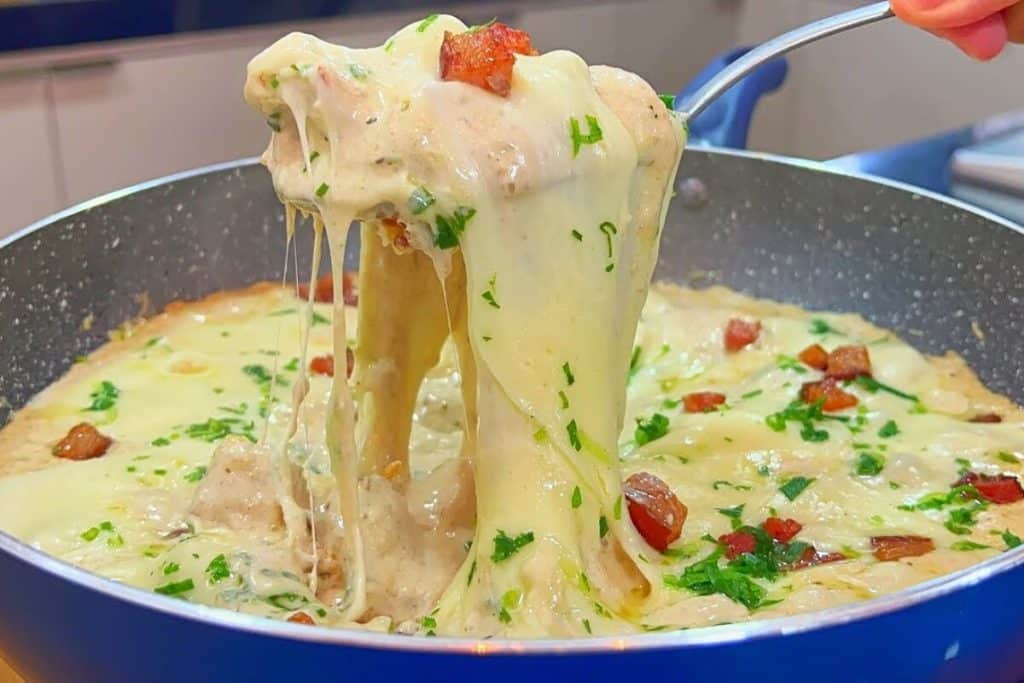 Frango com creme de bacon e muito queijo derretido, para preparar com rapidez e economia 54 Frango com creme de bacon