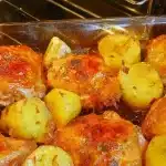 Frango na laranja feito com coxas marinadas bem suculentas e batatas douradas, para uma refeição especial 2 Frango na laranja