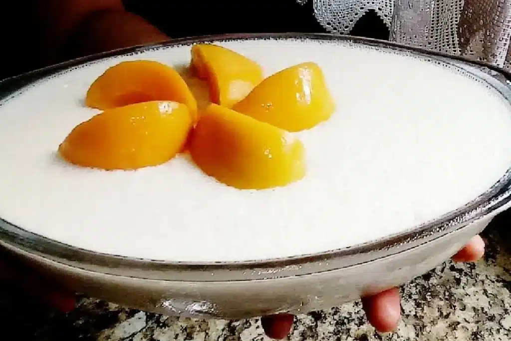 Gelado de pêssego cremoso e refrescante, combinando a leveza do creme com pedaços da fruta 4 Gelado de pêssego cremoso