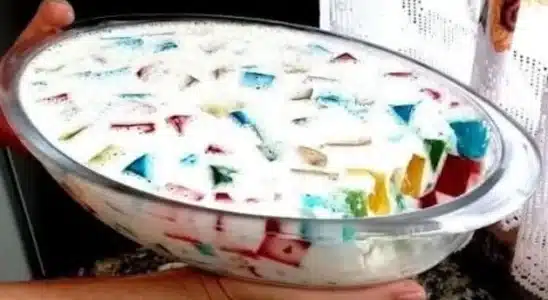 Gelatina colorida e linda em formato de mosaico, bem cremosa e refrescante, para alegrar a família 2 Gelatina colorida