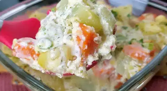 Gratinado de legumes com um molho branco cremoso e muito queijo por cima, que a família vai amar 4 Gratinado de legumes