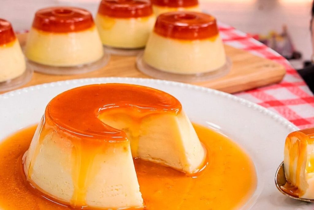 Mini pudim de leite condensado super cremoso e lisinho, para servir em porções individuais ou vender 64 Mini pudim