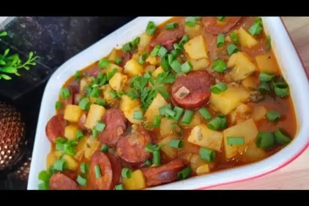 Molho de calabresa com batata bem cozida e suculenta, para você servir com arroz branco 4 Molho de calabresa com batata