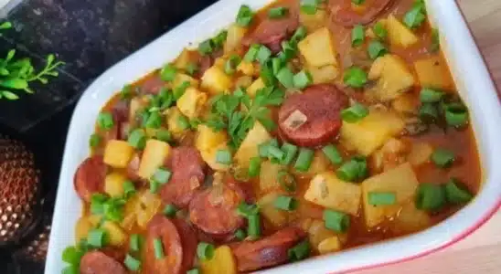 Molho de calabresa com batata bem cozida e suculenta, para você servir com arroz branco 3 Molho de calabresa com batata