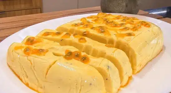 Mousse de maracujá de corte com uma consistência perfeita, uma sobremesa linda e refrescante 2 Mousse de maracujá de corte
