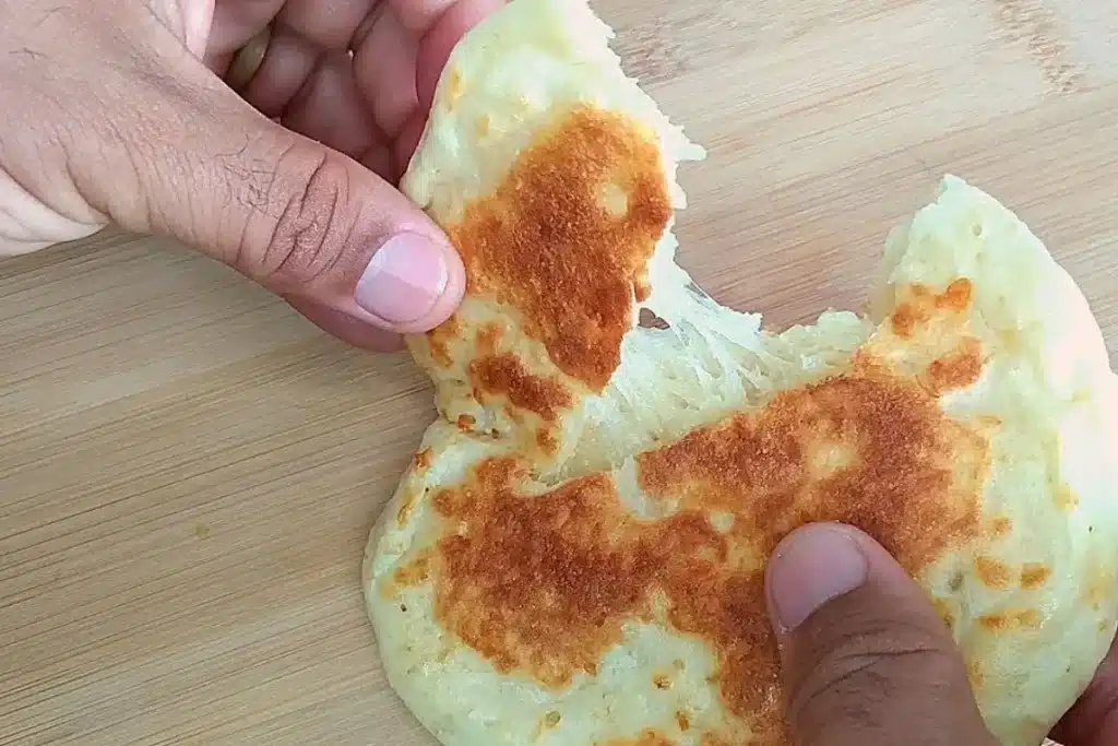 Pão de queijo de frigideira prático e rápido, com casquinha super crocante que todos amam 4 Pão de queijo de frigideira