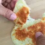 Pão de queijo de frigideira prático e rápido, com casquinha super crocante que todos amam 1 Pão de queijo de frigideira