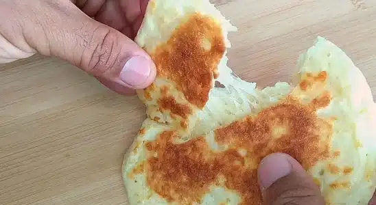 Pão de queijo de frigideira prático e rápido, com casquinha super crocante que todos amam 2 Pão de queijo de frigideira