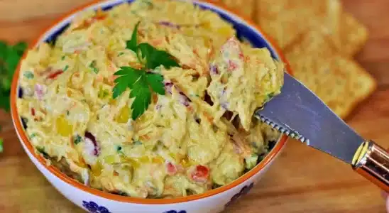 Patê de frango super fácil com um tempero bem gostoso, para servir com torradinhas e arrasar no lanche 1 Patê de frango