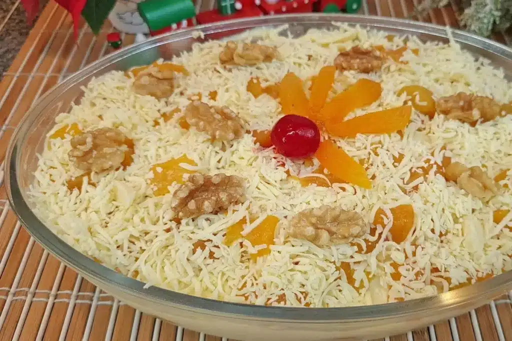 Pavê de pêssego muito cremoso feito com camadas de biscoito e um creme dos deuses 4 Pavê de pêssego