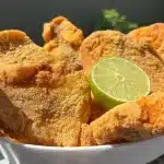 Peixe frito no fubá super crocante e sequinho por fora, com uma carne muito macia por dentro 1 Peixe frito no fubá