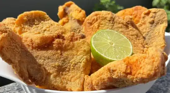 Peixe frito no fubá super crocante e sequinho por fora, com uma carne muito macia por dentro 2 Peixe frito no fubá